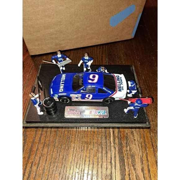 Vintage 1992 Racing Champions Bill Elliott #9 Melling 1:24 Car and Pit Crew - Picture 2 of 11